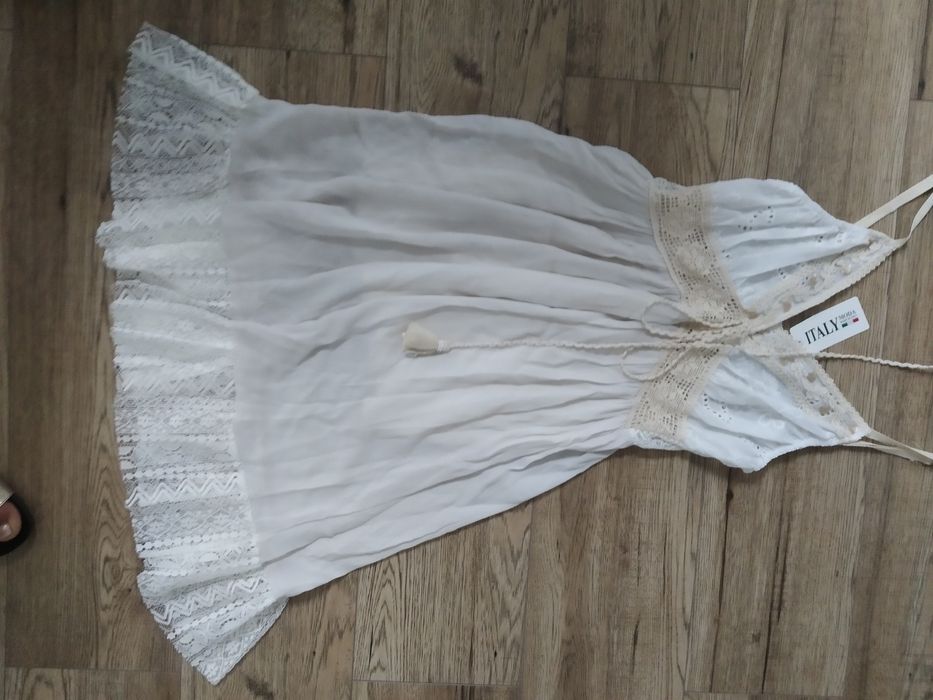 Sukienka w kolorze śmietankowo-białym