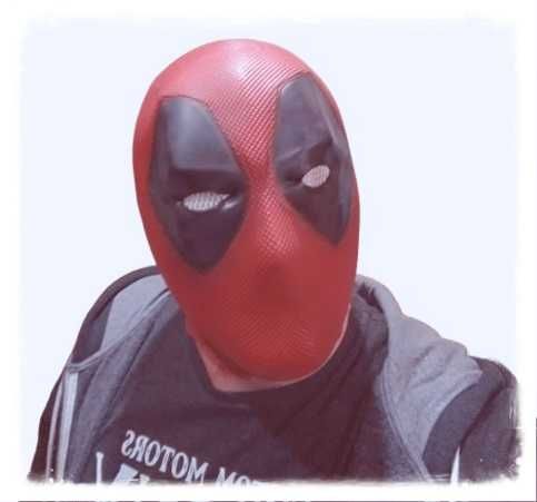 Маска латексна червоно-чорна як у фільмі Дедпул