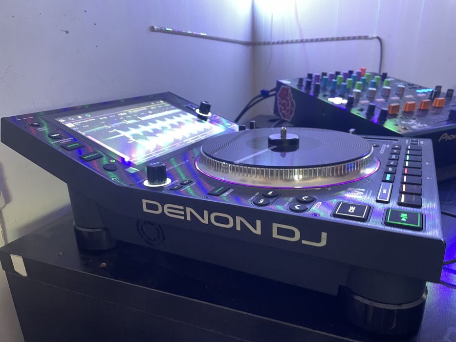 DENON DJ SC6000 PRIME e LC6000 PRIME, com 2 decksavers