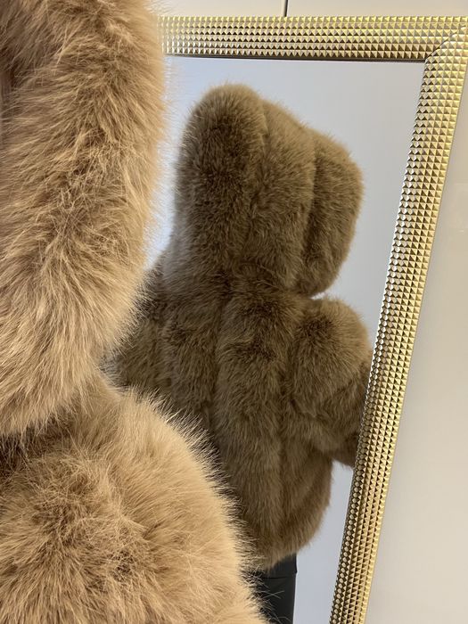 Ciepłe beżowe sztuczne futerko z kapturem kurtka krótkie oversize