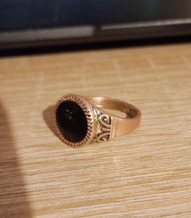 Pierścień męski okres PRL  z onyksem roz.19mm bez sygnatury...