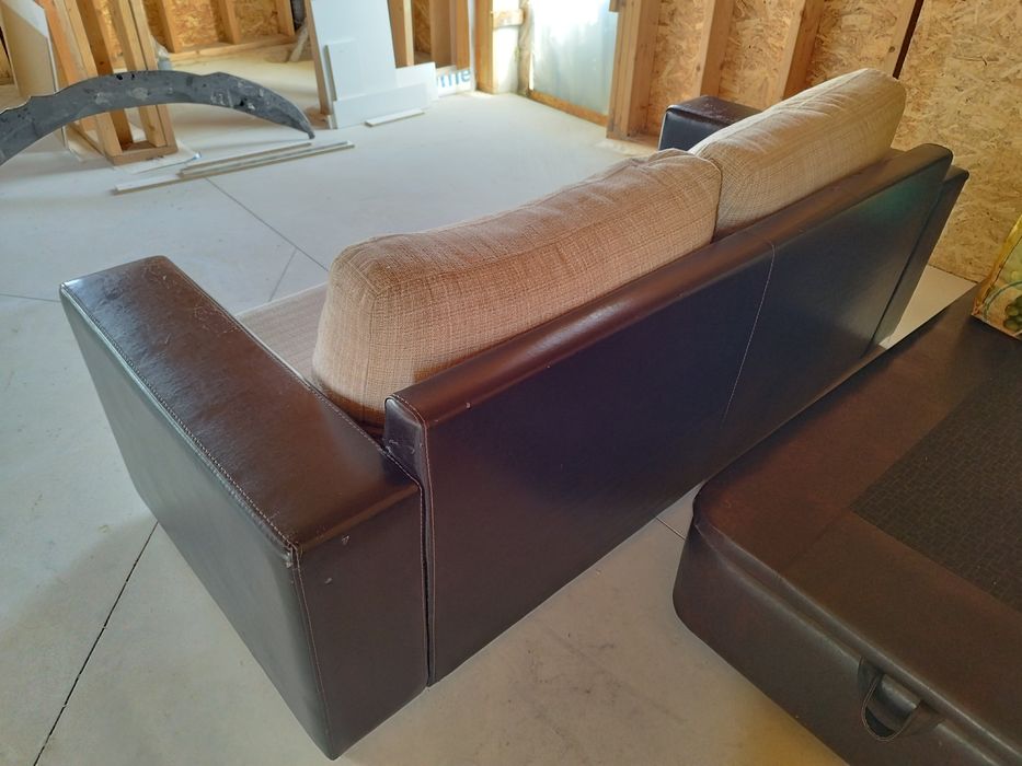 Sofá de 3 lugares, em polipele e tecido