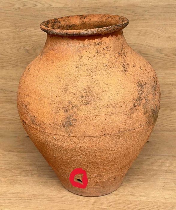 Pote centenario, em cerâmica de terracota,  com furo lateral