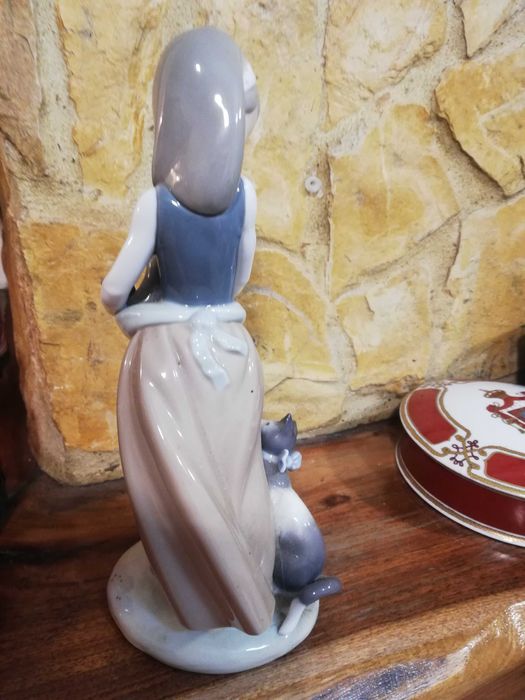LLADRO- menina com gatos