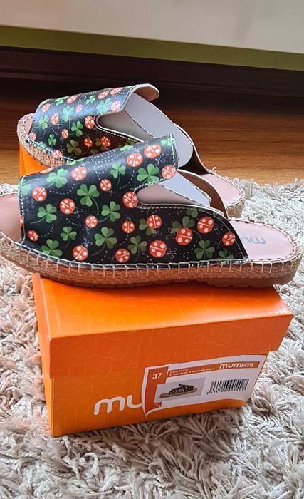 Klapki MUMKA rozmiar 37 , czarne w koniczynki i biedronki