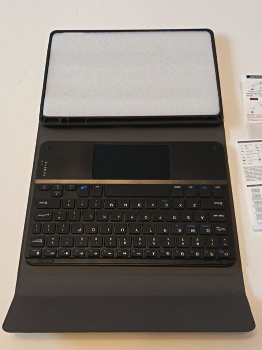 Etui z Klawiaturą Bluetooth i Touchpadem do Tabletu 10.5"-11" Czarne