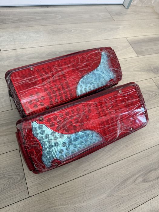 Задні ліхтарі на вантажівку