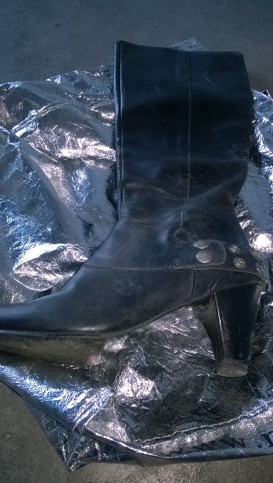 Botas em pele de cano alto nº 35
