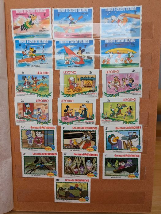 Klaser A4 z etui + Kolekcja znaczków WALT DISNEY i Bajki Świata