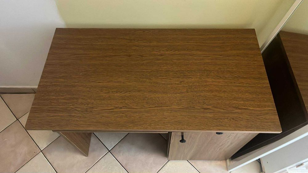 Biurko z ciemnego drewna