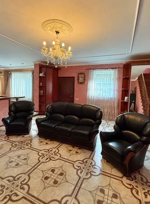 Оренда будинку 220 м2 з бомбосховищем