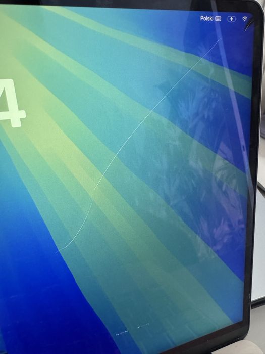 MacBook Air 13”, M2, 2023 r., pęknięta matryca