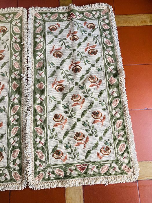 Conjunto de três tapetes de arraiolos