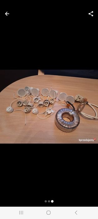 Oświetlenie sufitowe punktowe halogeny.