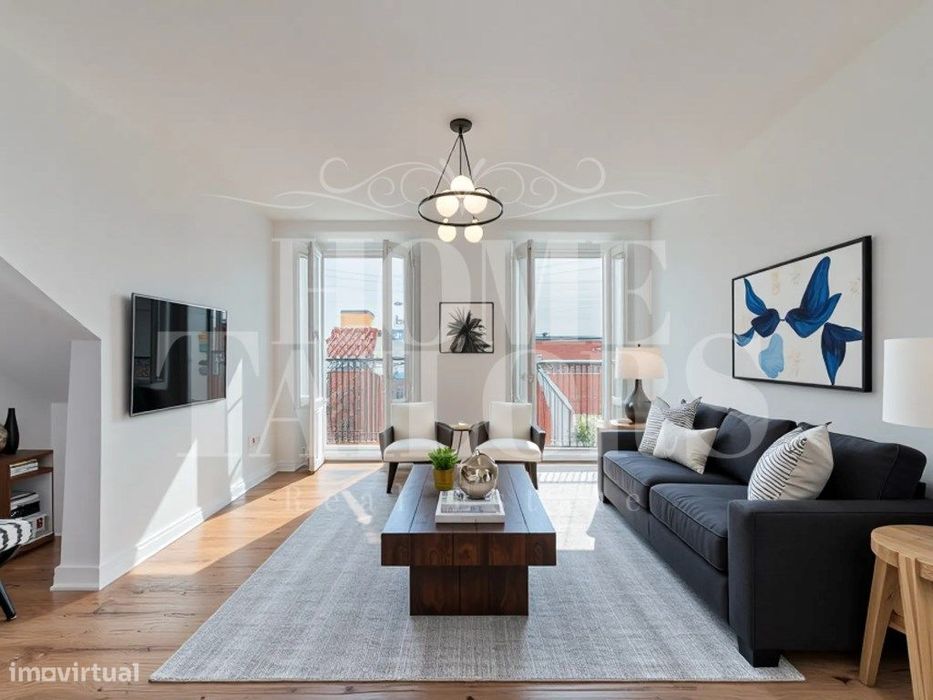 Apartamento T2 com três frentes e vista direta sobre o Tejo Alfama