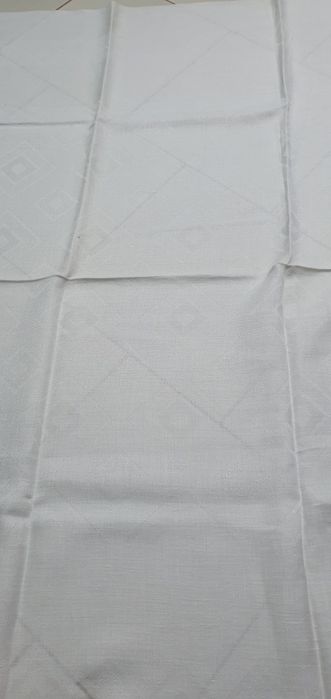 Obrus biały z delikatnym wzorem