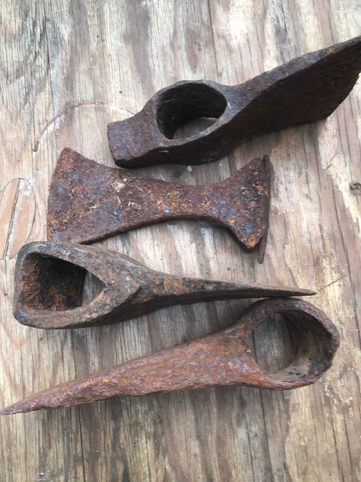 топор старинный..