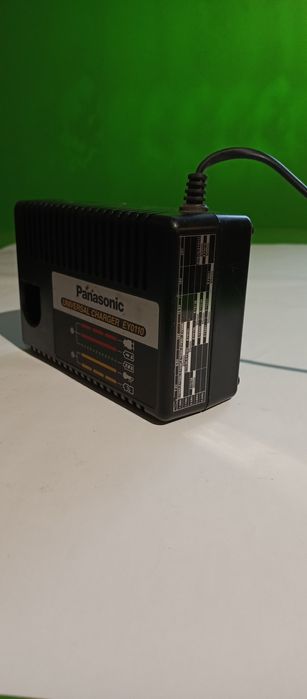 Uniwersalna ładowarka Panasonic.