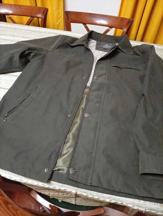 Kurtka nie używana z wadą/ odbarwienie widoczne na zdjeciu