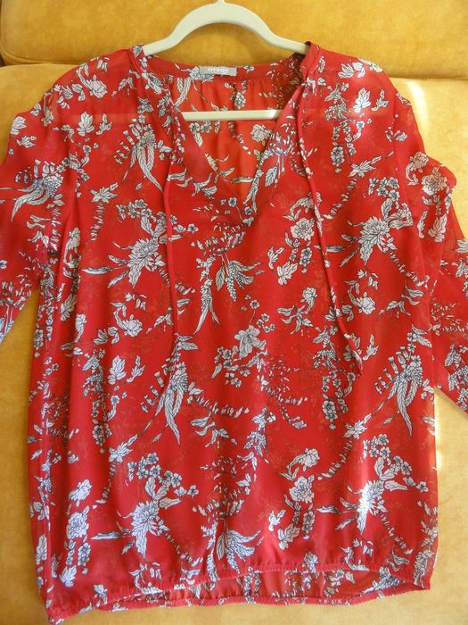 Bluzka czerwona z motywem kwiatowym