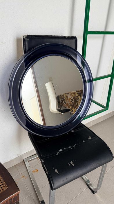 Espelho redondo moderno com moldura azul (55cm)