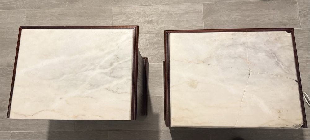 Mesas de cabeceira em madeira maciça com marmore