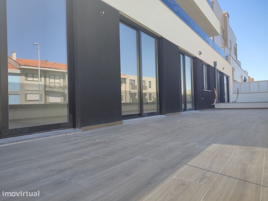 T2 c/ bom terraço, garagem, em Sto Ovídio futura estação da Linha Rubi