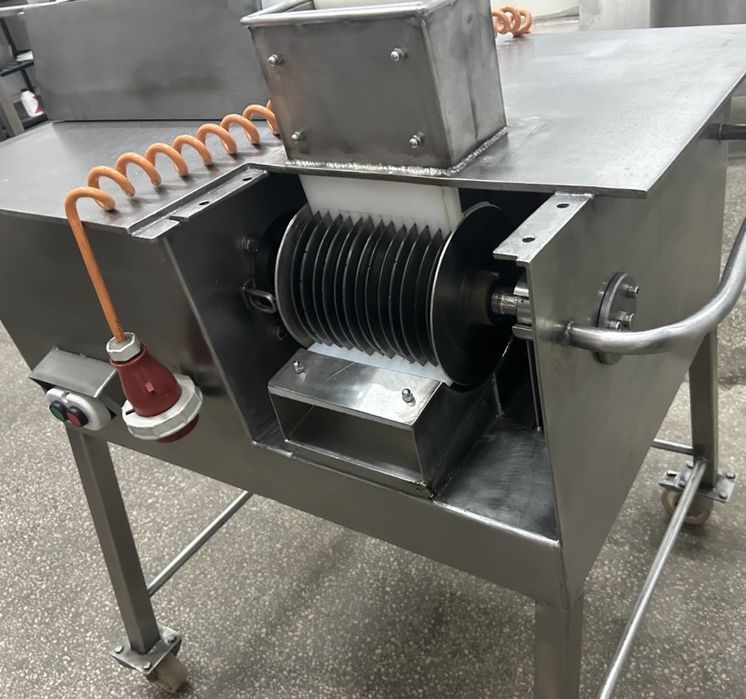 Слайсер , вухорізка . Нарізка на полоски мʼяса, риби, овочів.