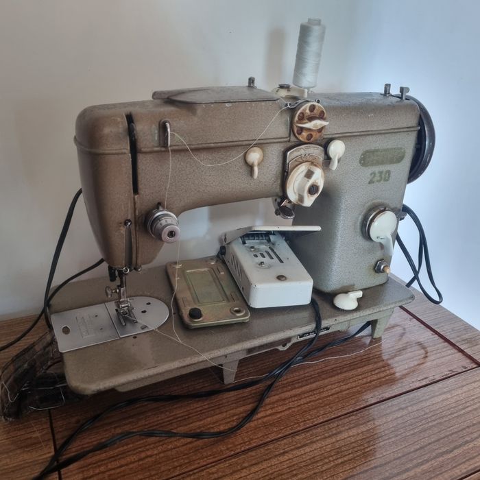 Máquina de Costura Pfaff com móvel