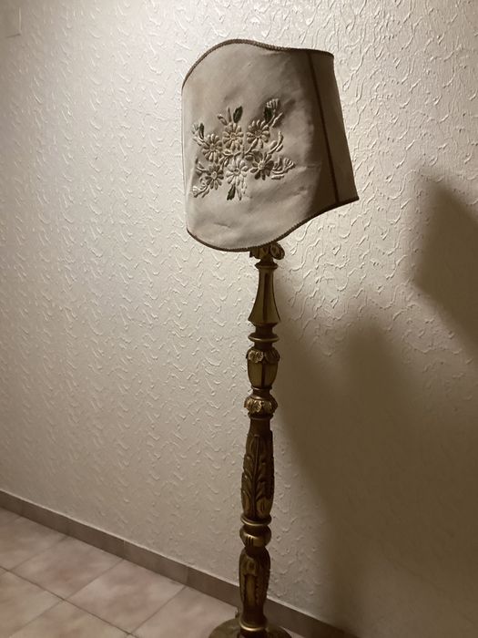 Toucheiro pé alto  antigo madeira talhado a folha ouro