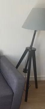 Candeeiro Moderno com Pés Pretos e Abajur Azul