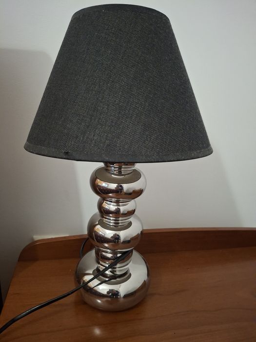 2 candeeiros de mesa prateados com abajur preto