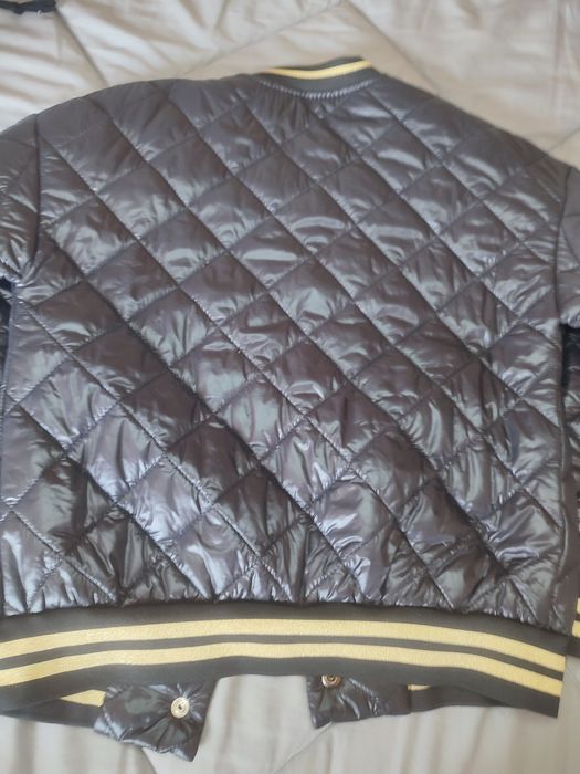 Casaco preto com detalhes dourados