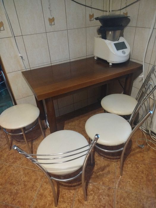 Stół dębowy z krzesłami