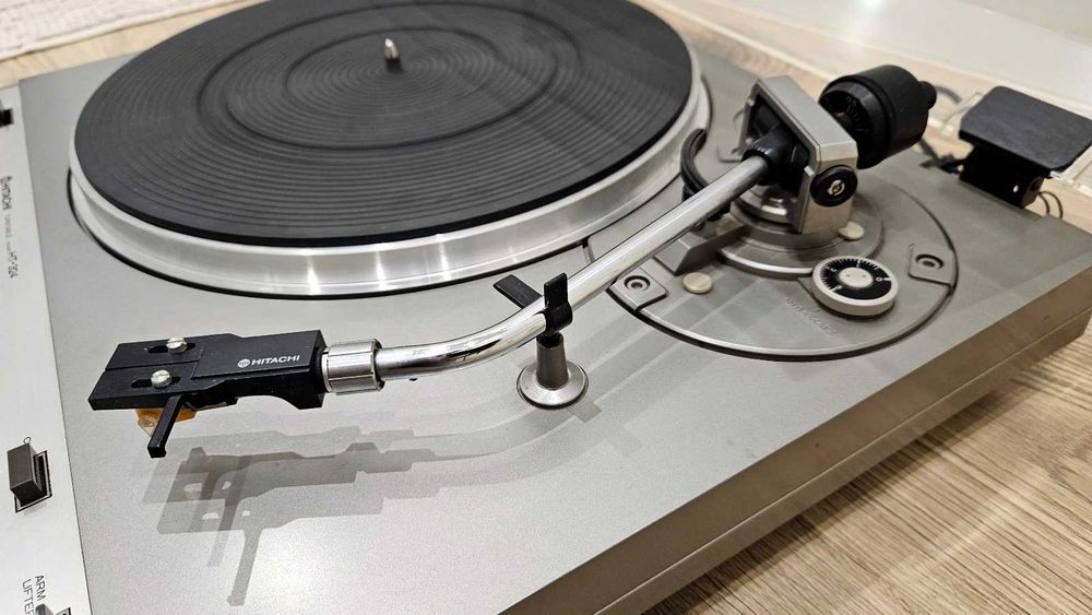Gramofon Hitachi HT-324
