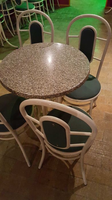 Cadeiras Brancas, Mesas Tampo Imitação de Granito - cadeiras, Mesas e Sofás para Café, Confeitaria, Pizzaria ou Restaurante