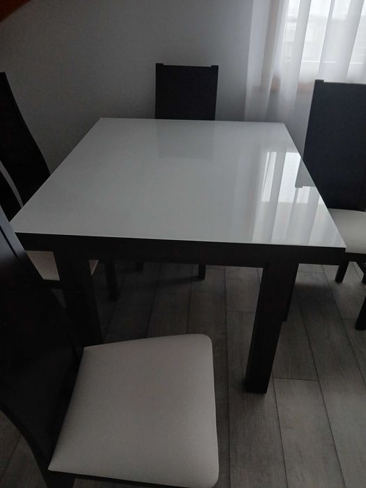 Stół  z 6 krzeslami drewniany