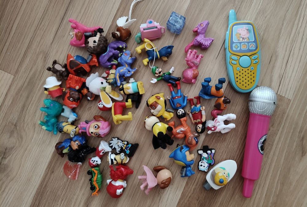 Zestaw zabawek, puzzle, figurki