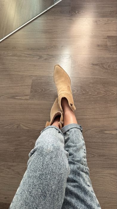 Продаю ботинки казаки из натуральной замши