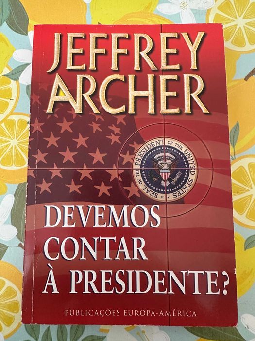 Livros variados em bom estado