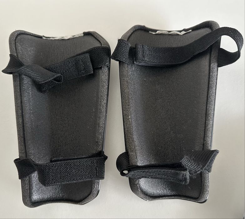 Caneleiras pretas e meias brancas de futebol KIPSTA