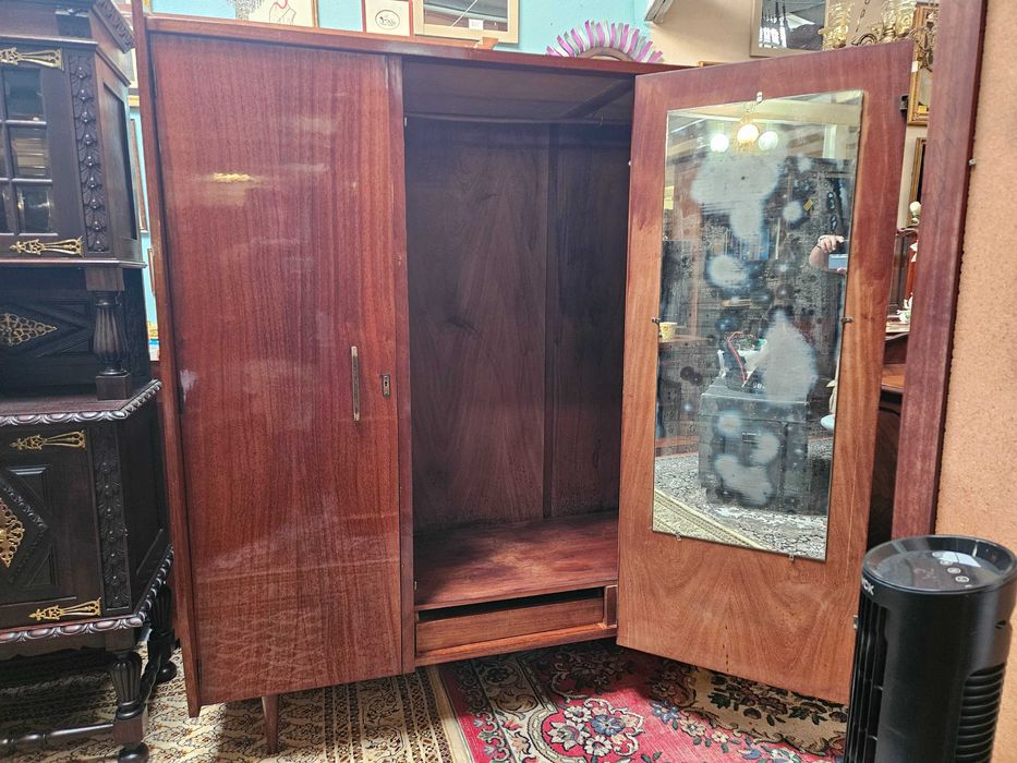 Roupeiro vintage, Três portas - óptimo estado geral