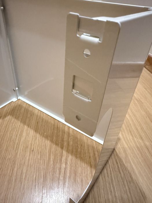 Capa branca em metal, para esconder tubos