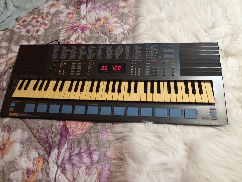 Órgão musical Yamaha portasound pss-680c, com tripé e carregador
