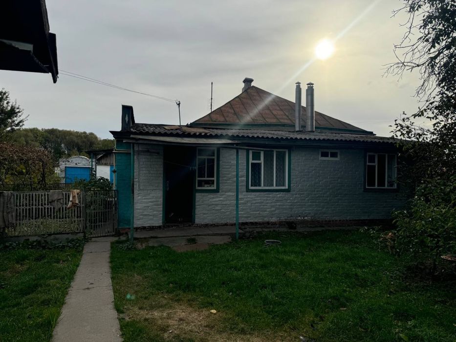 Будинок з великою ділянкою землі