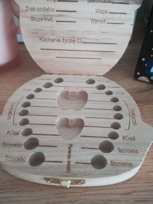 Drewniane pudełko na ząbki dziecka, pępowinę