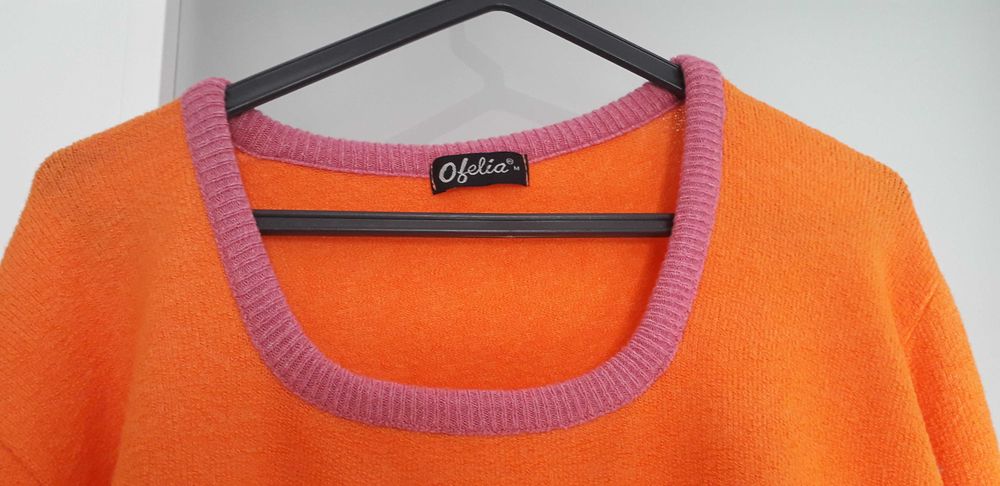 Camisola cor de laranja e roxo