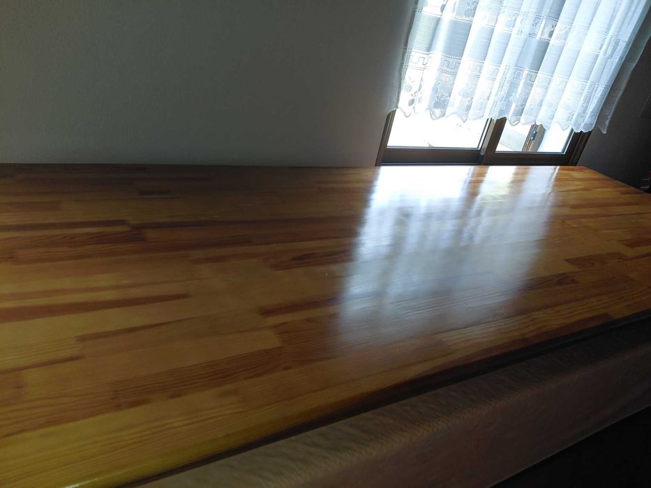Mesa de madeira decompressado