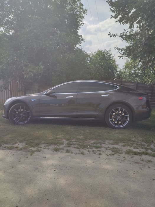Tesla Model S 400к.с