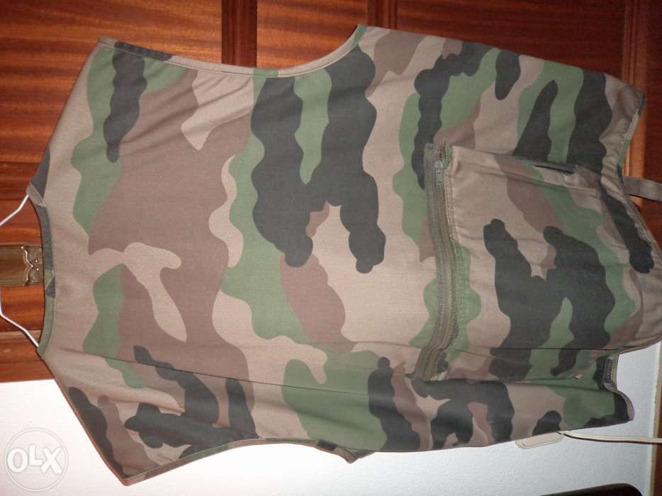 Luvas, bolsa, colete, calças e t-shirts e camisa